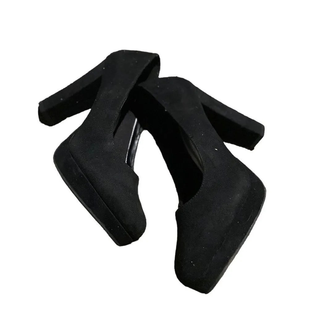 It’s ok black high heeled suede pumps excellent condition Siri on size 8